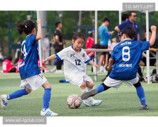 坚韧足球女孩在受伤逆境中找回勇气与梦想的励志成长感人故事旅程